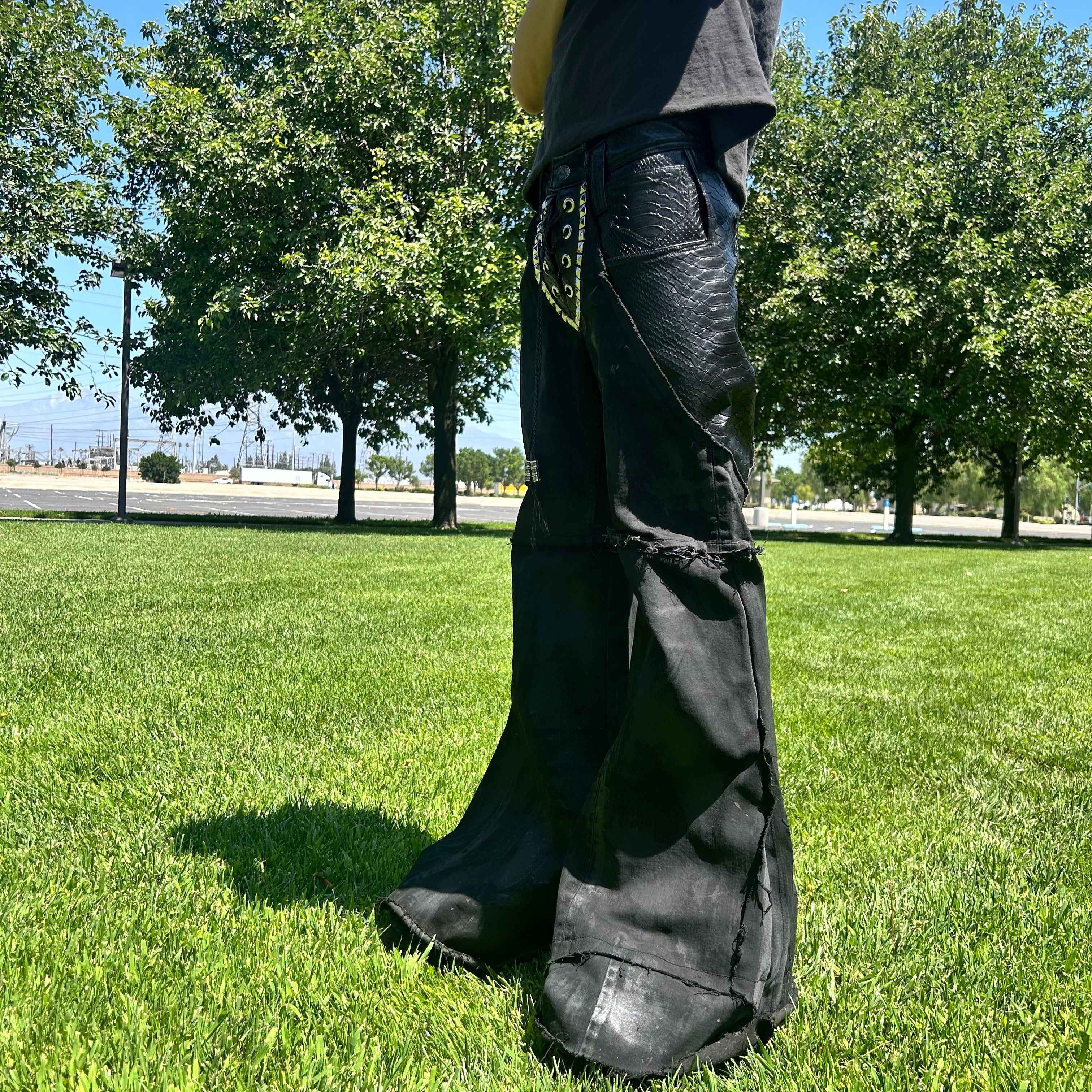 Black flares 28x30